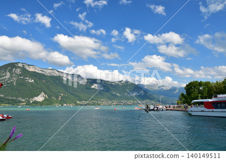 Summer scenery of Lake Annecy, France: A beautiful lakeside landscape under a blue sky (July 28, 2021) Summer scenery of Lake Annecy, France: A beautiful lakeside landscape under a blue sky (July 28, 2021) 140149511