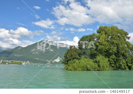 法國安納西湖的夏日景色:藍天下美麗的湖畔風光(2021年7月28日) 法國安納西湖的夏日景色:藍天下美麗的湖畔風光(2021年7月28日) 140149517