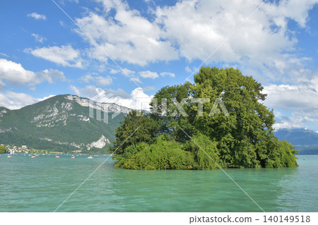 法國安納西湖的夏日景色:藍天下美麗的湖畔風光(2021年7月28日) 法國安納西湖的夏日景色:藍天下美麗的湖畔風光(2021年7月28日) 140149518