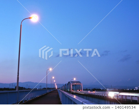 Old nighttime image of Kamijō Bridge (May 23, 2013): View from Fukaya on the pedestrian bridge located upstream, looking towards Isesaki. Old nighttime image of Kamijō Bridge (May 23, 2013): View from Fukaya on the pedestrian bridge located upstream, looking towards Isesaki. 140149534