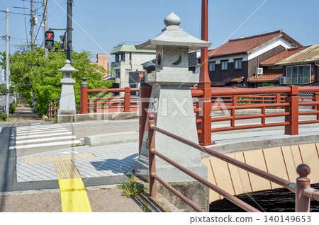 在鴨川上的天神橋橋腳,矗立著一座風景如畫的石燈籠,景色保留了古城下町(鳥取縣米子市)的氛圍。 在鴨川上的天神橋橋腳,矗立著一座風景如畫的石燈籠,景色保留了古城下町(鳥取縣米子市)的氛圍。 140149653