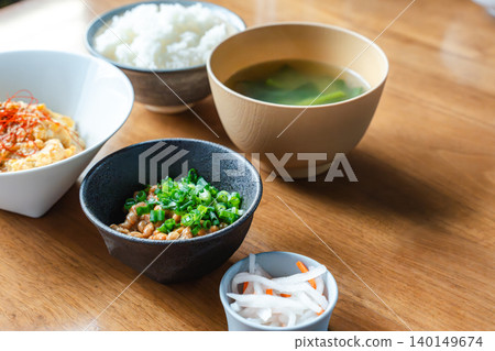 傳統的日式早餐套餐:納豆(發酵大豆)、味噌湯和白米飯。 傳統的日式早餐套餐:納豆(發酵大豆)、味噌湯和白米飯。 140149674