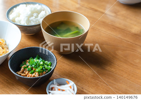 右側空白處是日式早餐:納豆、味噌湯和米飯 右側空白處是日式早餐:納豆、味噌湯和米飯 140149676
