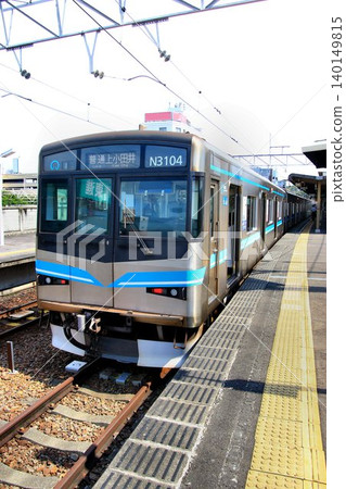 名古屋市交通局的列車(N3000系列)停靠在名鐵三河線的豐田站。 名古屋市交通局的列車(N3000系列)停靠在名鐵三河線的豐田站。 140149815