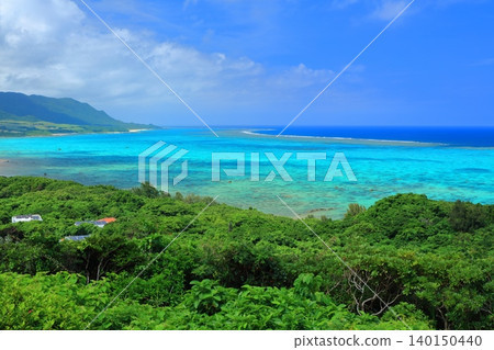 [Okinawa Prefecture] Coral reefs of Iharama Bay as seen from Tamatorizaki Observatory on a clear day (Ishigaki Island) 140150440