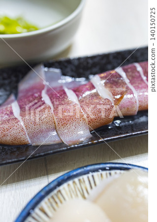 新鮮食材:以特殊的攝影手法捕捉晶體的表面,感受濕潤的質感,以及對頂級生魚的濃厚興趣。 新鮮食材:以特殊的攝影手法捕捉晶體的表面,感受濕潤的質感,以及對頂級生魚的濃厚興趣。 140150725