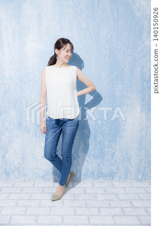 穿著牛仔布的中年婦女 穿著牛仔布的中年婦女 140150926