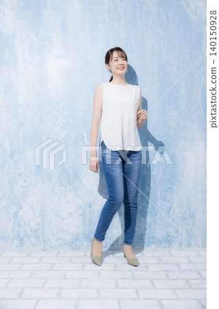 穿著牛仔布的中年婦女 140150928