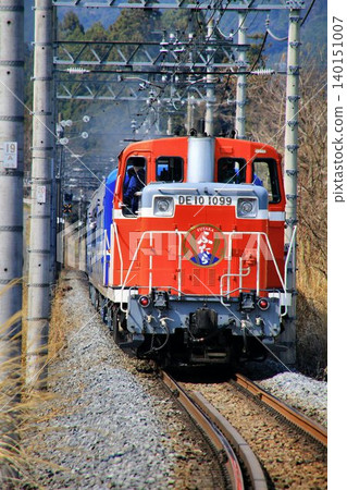 Traveling through Kinugawa in early winter... [SL Taiju Futara] DE10 diesel locomotive 140151007