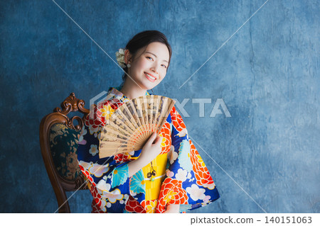 一個女人穿著浴衣 140151063