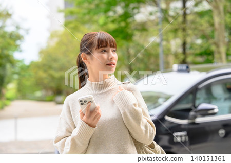 女子正在等計程車 女子正在等計程車 140151361