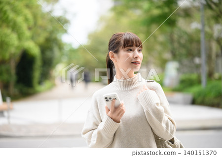 Women own smartphones Women own smartphones 140151370