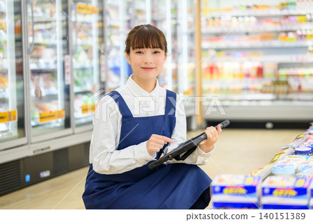 女員工操作平板電腦 140151389