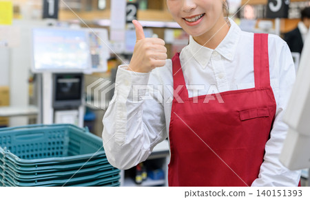 超市裡面有微笑的店員 140151393