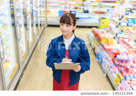 在超市工作的女店員 140151394