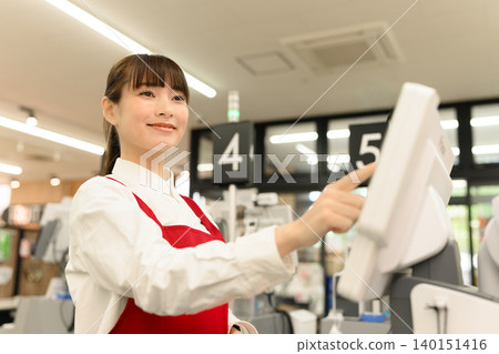 收銀台前的女店員 140151416