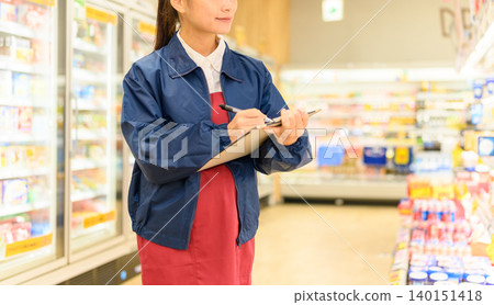 Women manage inventory. Women manage inventory. 140151418