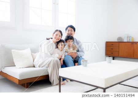 Young family, close friends, sofa, parent and child, happiness, warm family Young family, close friends, sofa, parent and child, happiness, warm family 140151494
