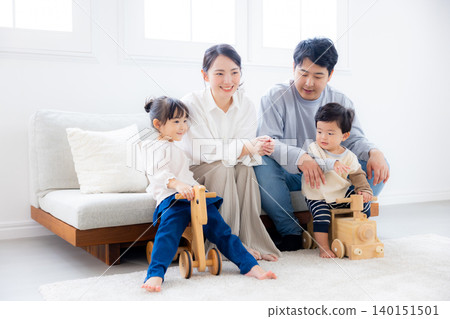 Young family, close friends, sofa, parent and child, happiness, warm family Young family, close friends, sofa, parent and child, happiness, warm family 140151501