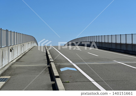 A clear blue sky and a sloping overpass; a landscape where roads and sidewalks continue; an image of a road to the future and transportation infrastructure; Tomioka Town, Fukushima Prefecture A clear blue sky and a sloping overpass; a landscape where roads and sidewalks continue; an image of a road to the future and transportation infrastructure; Tomioka Town, Fukushima Prefecture 140151661