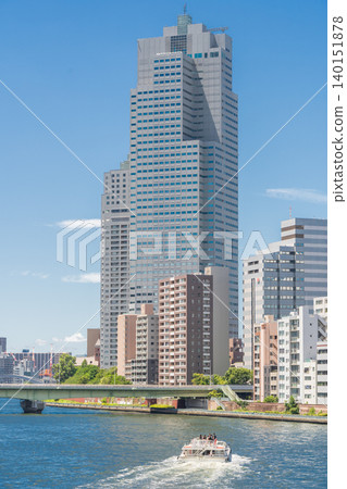 東京中央區隅田川和水上巴士的景色。 東京中央區隅田川和水上巴士的景色。 140151878