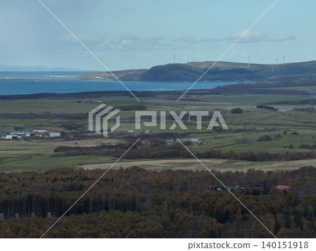 <Aerial view> Views of the sea, mountains, and land from above Wakkanai <Aerial view> Views of the sea, mountains, and land from above Wakkanai 140151918