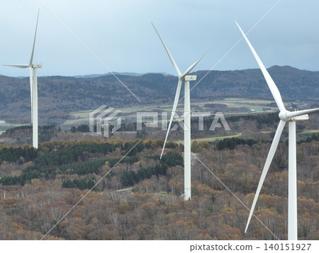 <Bird's-eye view> A row of wind turbines for wind power generation lined up on the hills of Hokkaido. <Bird's-eye view> A row of wind turbines for wind power generation lined up on the hills of Hokkaido. 140151927