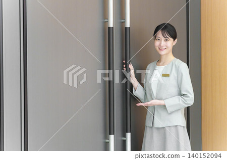 前台接待員站在門前 前台接待員站在門前 140152094