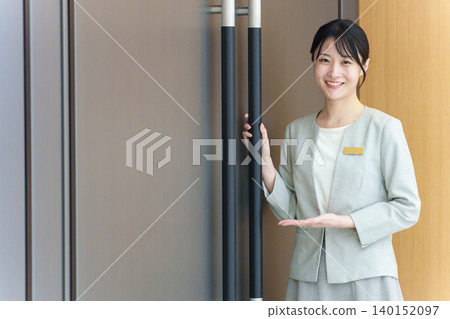 前台接待員站在門前 前台接待員站在門前 140152097