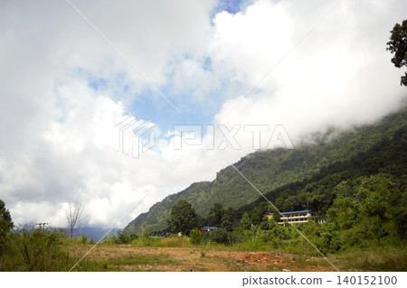 安納普爾納步道雲霧繚繞的山景 安納普爾納步道雲霧繚繞的山景 140152100