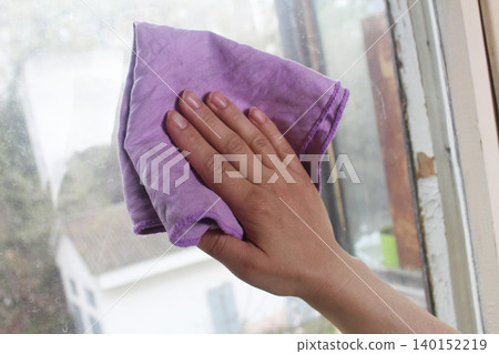 Cleaning in the apartment. Window cleaning 140152219