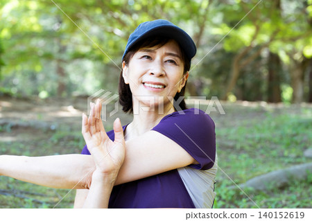 中年婦女在戶外伸展身體 140152619