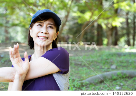 Middle-aged women stretching outdoors Middle-aged women stretching outdoors 140152620