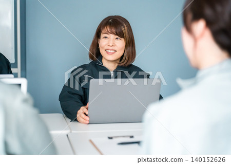 辦公室，辦公室開會，穿著工作服的女員工開會 140152626