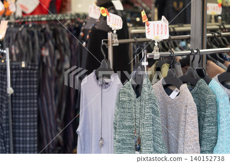 東京巢鴨地藏通商店街的服飾店 140152738
