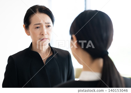 參加葬禮的哀悼者們。 參加葬禮的哀悼者們。 140153046