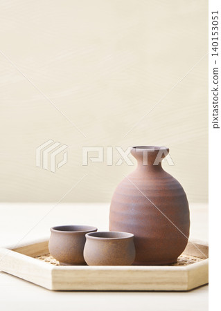 清酒圖像 清酒瓶和 choko 清酒套裝 清酒圖像 清酒瓶和 choko 清酒套裝 140153051