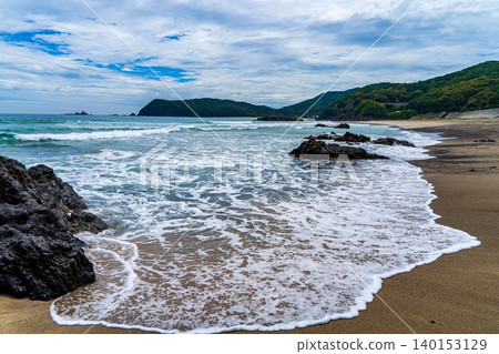 Waves to beat on the rock Waves to beat on the rock 140153129
