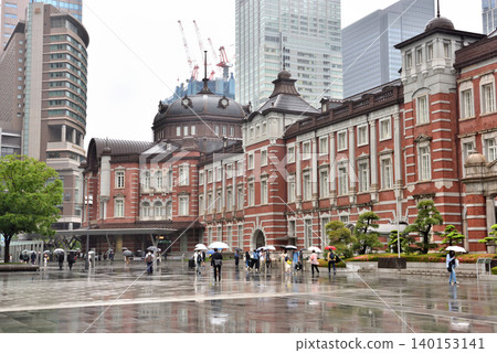 雨天的東京站丸之內出口廣場 雨天的東京站丸之內出口廣場 140153141