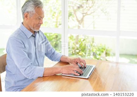 Senior male personal computer Senior male personal computer 140153220