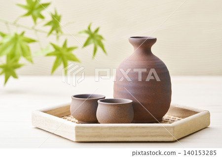 一套清酒器具,包括酒杯和酒壺,代表了日本清酒的形象。 一套清酒器具,包括酒杯和酒壺,代表了日本清酒的形象。 140153285