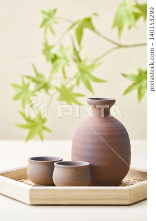 一套清酒器具,包括酒杯和酒壺,代表了日本清酒的形象。 一套清酒器具,包括酒杯和酒壺,代表了日本清酒的形象。 140153299