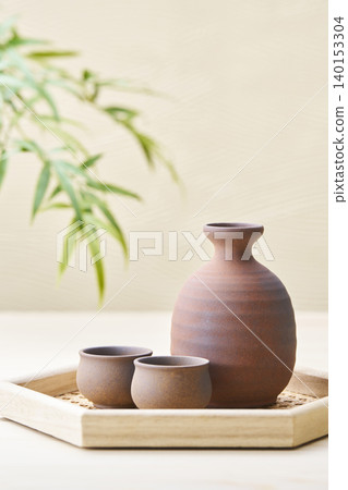 一套清酒器具，包括酒杯和酒壺，代表了日本清酒的形象。 140153304