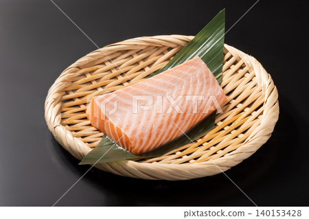[挪威養殖的]大西洋鮭魚腹部 140153428