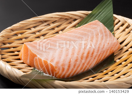 [挪威養殖的]大西洋鮭魚腹部 140153429