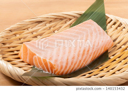 [挪威養殖的]大西洋鮭魚腹部 140153432