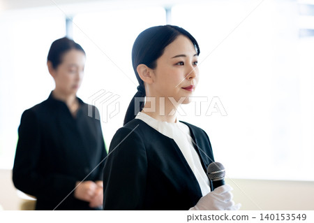 主持葬禮的工作人員 140153549