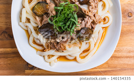 一張涼拌烏龍麵的照片,配上茄子和豬肉,上面撒著紫蘇葉,非常適合夏天食用。 一張涼拌烏龍麵的照片,配上茄子和豬肉,上面撒著紫蘇葉,非常適合夏天食用。 140154335