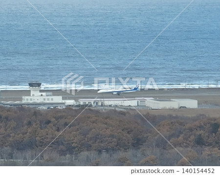 (From the hills of the northern land) The control tower of Wakkanai Airport and an arriving ANA plane. (From the hills of the northern land) The control tower of Wakkanai Airport and an arriving ANA plane. 140154452