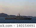 黃昏時分，一艘運輸船航行在瀨戶內海上。 140154491